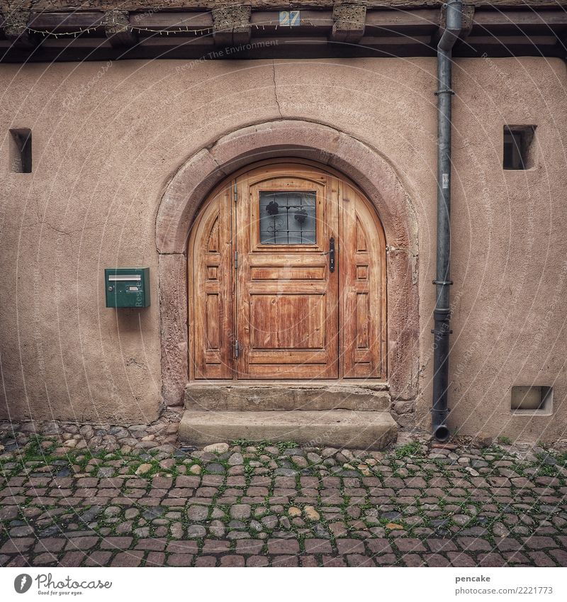 l’entrée Altstadt Haus Architektur Fassade Fenster Tür alt historisch Bogen Eingangstür Kopfsteinpflaster gemütlich Holztür Elsass Farbfoto Außenaufnahme