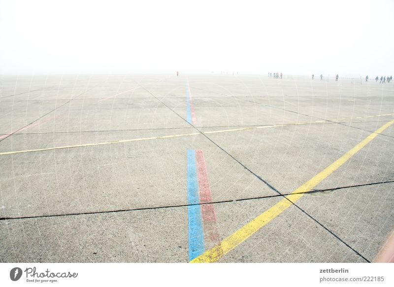 Laufweite Freizeit & Hobby Ausflug Ferne Klima Nebel Flughafen laufen Berlin Linie Markierungslinie Marathon Beton Platz Horizont Fuge Läufer Streifen