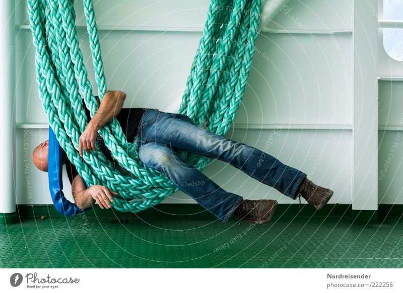 Müde in den Seilen hängen Lifestyle Erholung Mensch maskulin Mann Erwachsene Leben Schifffahrt Passagierschiff An Bord Jeanshose Wanderschuhe Glatze Metall