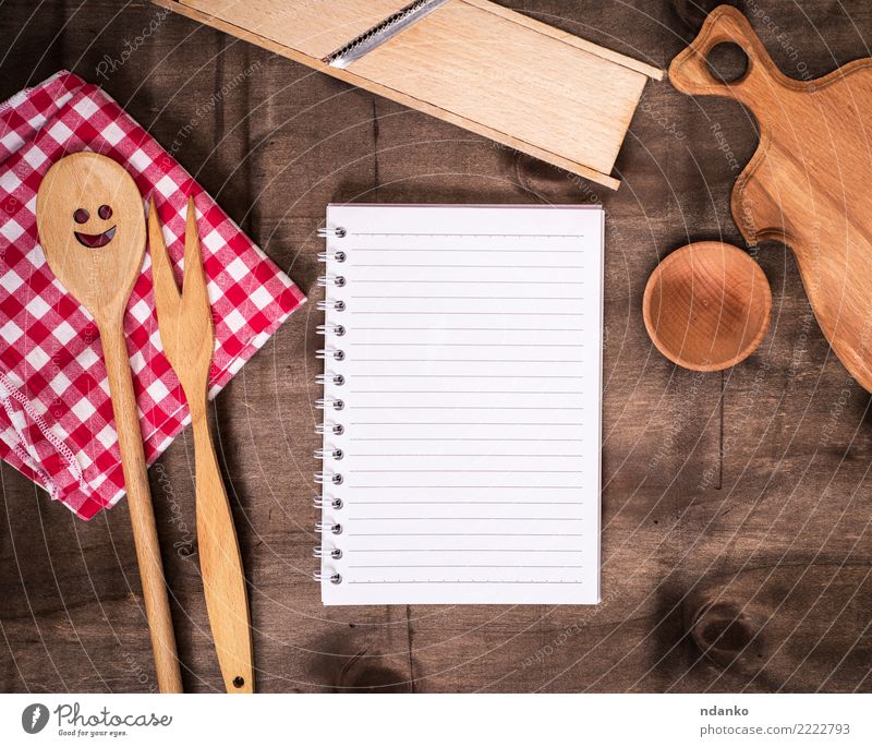 öffnen Sie Papier Notizblock in Zeile Schalen & Schüsseln Gabel Löffel Tisch Buch Holz braun rot weiß Tischwäsche Mahlzeit Kochbuch blanko Entwurf Top Rezept