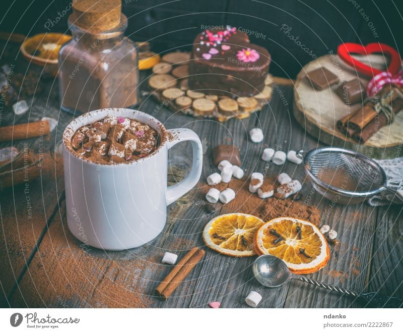heiße Schokolade mit Marshmallows Kuchen Süßwaren Heißgetränk Kakao Tasse Löffel Tisch Holz Herz Essen weiß trinken Becher orange süß Zimt rustikal altehrwürdig