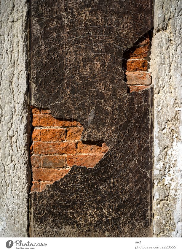 Im Hintergrund Haus Renovieren Architektur Italien Hafenstadt Ruine Mauer Wand Fassade Stein Backstein historisch kaputt nah retro rot schwarz weiß unbeständig