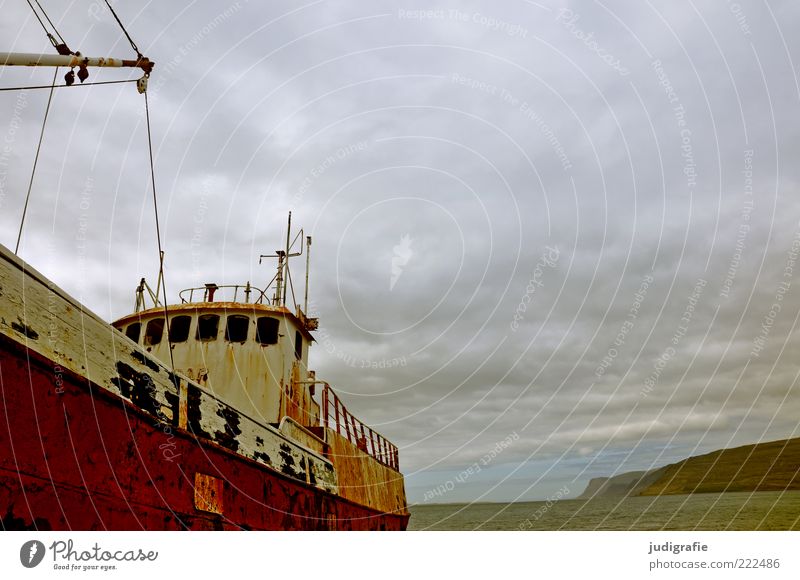 Island Umwelt Natur Landschaft Himmel Wolken Felsen Berge u. Gebirge Fjord Schifffahrt Bootsfahrt Passagierschiff Fischerboot alt außergewöhnlich dunkel kalt