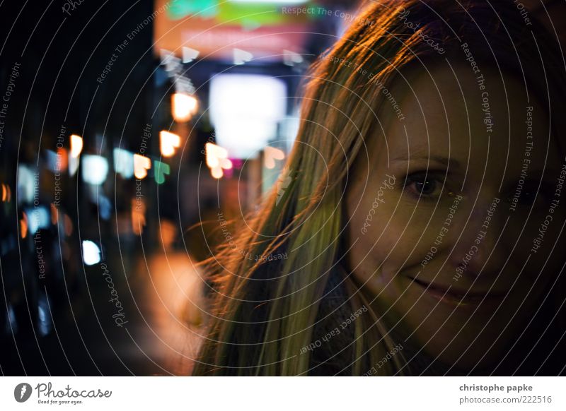 Lovely Bokeh Nachtleben ausgehen Mensch Junge Frau Jugendliche Gesicht 1 18-30 Jahre Erwachsene Stadt blond außergewöhnlich Farbfoto Außenaufnahme Kunstlicht