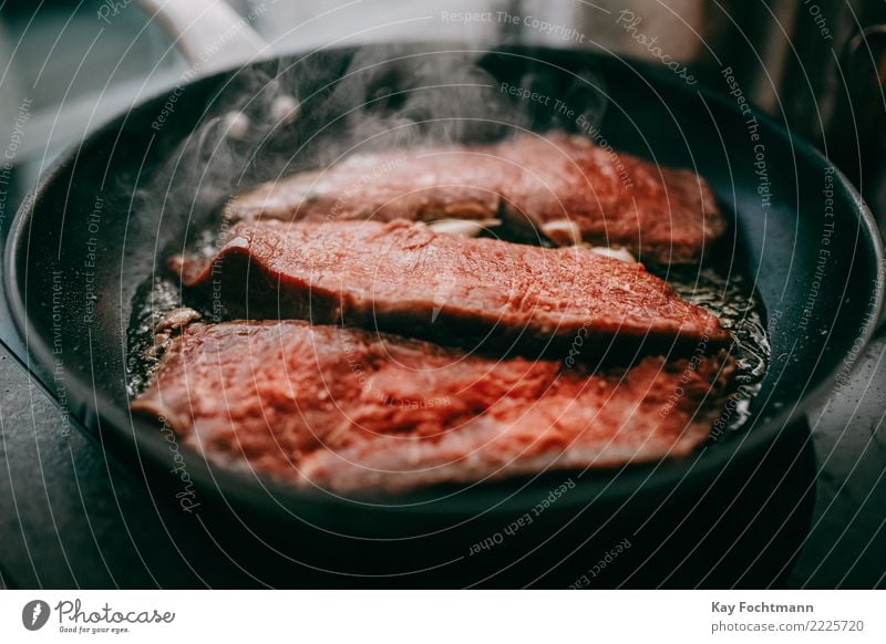 Steaks in der Pfanne Lebensmittel Fleisch Öl braten Appetit & Hunger Essen Gesunde Ernährung Foodfotografie Essen zubereiten Lifestyle Häusliches Leben Wohnung