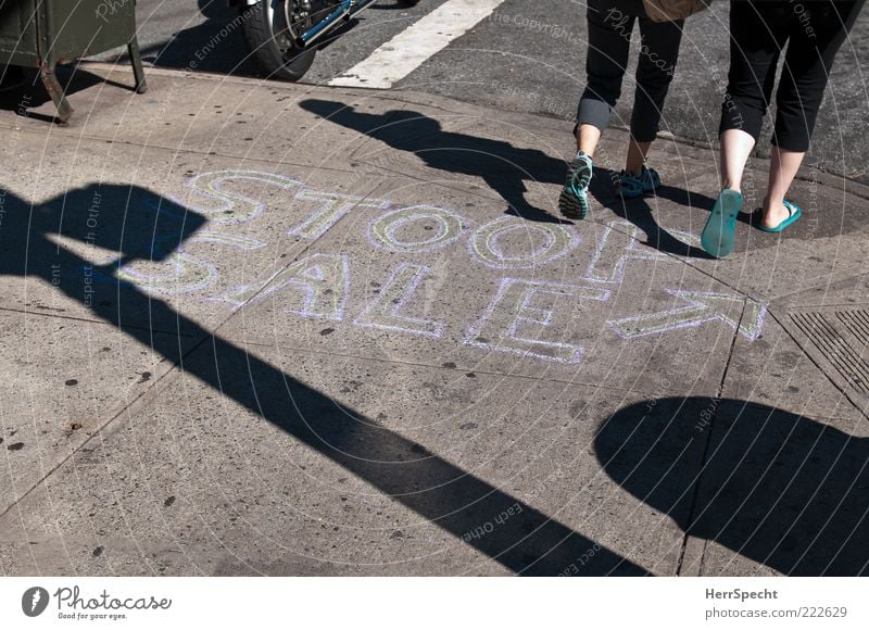 Stoop Sale in Brooklyn Mensch feminin Beine Fuß 2 Schriftzeichen grau schwarz Bürgersteig Kreide Hinweis Pfeil Flohmarkt Fußgänger Farbfoto Gedeckte Farben