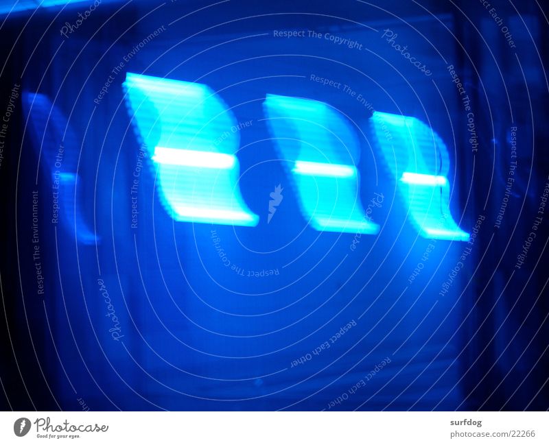 3 blaue striche Neonlicht Licht Langzeitbelichtung Tankstelle obskur Waschstraße Unschärfe