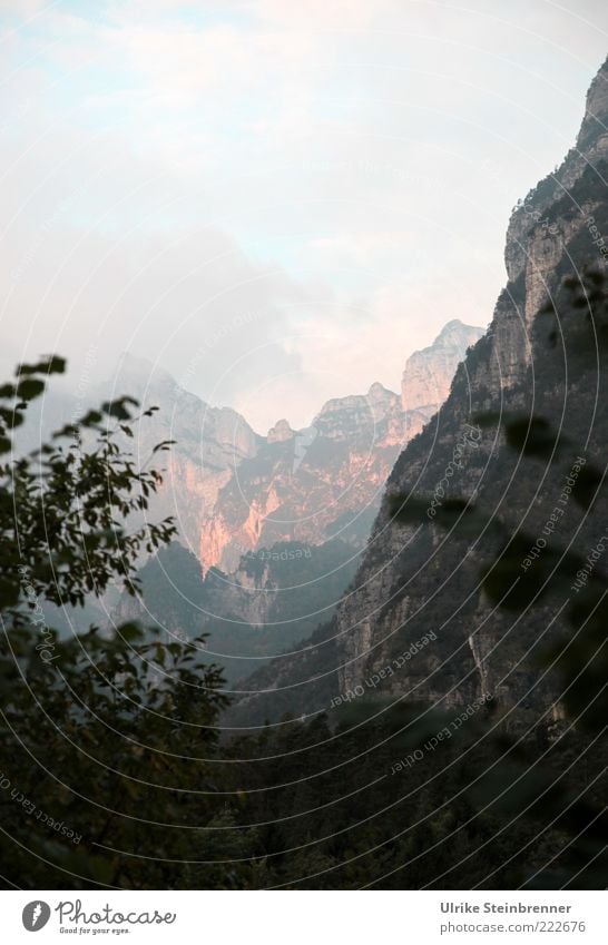 Morgensonne und Nebel in den Dolomiten Landschaft Himmel Herbst Alpen Berge u. Gebirge massiv Gipfel Schlucht eckig gigantisch kahl karg Morgendämmerung Felsen