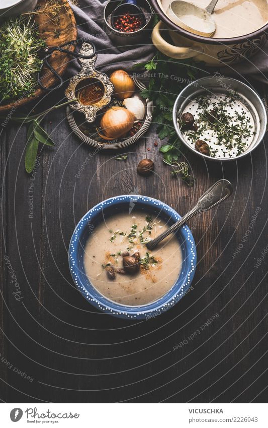Maronen Creme Suppe auf rustikalem Esstisch Lebensmittel Eintopf Kräuter & Gewürze Ernährung Bioprodukte Vegetarische Ernährung Diät Geschirr Teller Löffel Stil