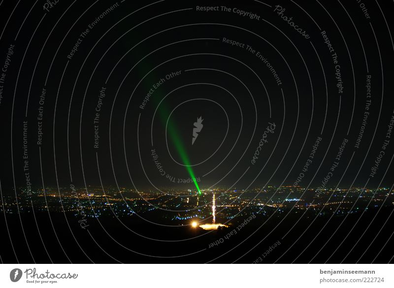 Grüner Laser zwischen Nachtlichtern einer Stadt Haus Mysterium Nachtaufnahme Kassel Landkreis Kassel Aussicht Panorama (Aussicht) Lichtermeer Farbfoto
