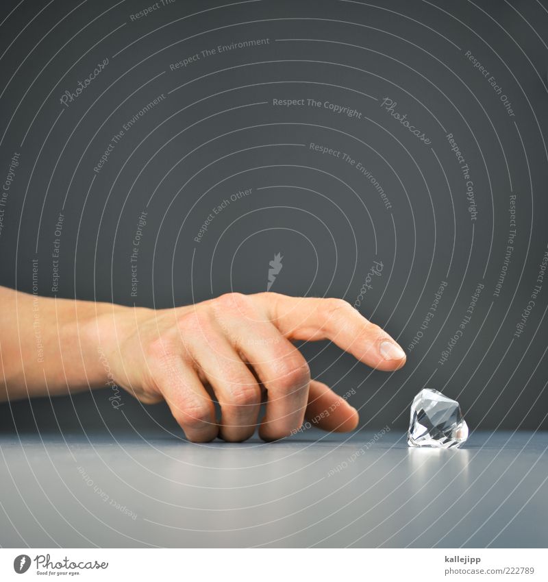 diamantenraub in rio Mensch maskulin Mann Erwachsene Hand Finger berühren authentisch eckig Macht einzigartig elegant entdecken Erfolg Wert Reichtum Diamant