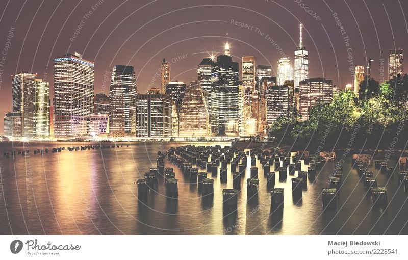 Weinlese tonte Bild von Manhattan nachts. Fluss Stadt Skyline Hochhaus Bankgebäude Gebäude Architektur retro Erfolg Business Ferien & Urlaub & Reisen