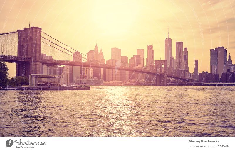 Brooklyn Bridge und Manhattan bei Sonnenuntergang. Stadtzentrum Skyline Hochhaus Bankgebäude Brücke Gebäude Wahrzeichen Denkmal elegant Erfolg reich gold