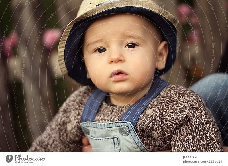 kleiner Bauernjunge Mensch Kind Kindheit Gesicht 0-12 Monate Baby Herbst schön niedlich braun Vertrauen Sicherheit Junge Landwirt Kindermode pausbacken