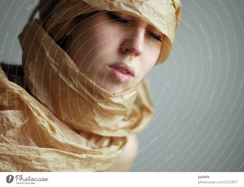 Verpackt Mensch feminin Junge Frau Jugendliche Erwachsene Kopf Gesicht 1 18-30 Jahre ästhetisch elegant braun Packpapier verpackt umwickelt ruhig Farbfoto