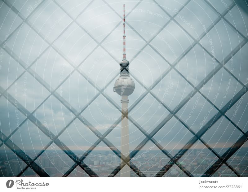 Turm im Raster Sehenswürdigkeit Wahrzeichen Berliner Fernsehturm Netzwerk außergewöhnlich eckig grau Sicherheit Horizont Symmetrie Doppelbelichtung Gitterrost
