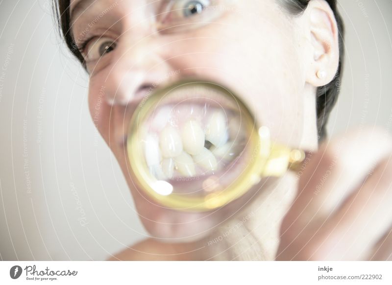 showing teeth schön Gesicht Gesundheit Leben Mensch Mund Zähne 1 Lupe beobachten entdecken Blick außergewöhnlich hell einzigartig lustig nah Sauberkeit verrückt