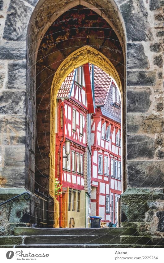 lieben und (be)lassen | das Alte Kleinstadt Altstadt Menschenleer Haus Tor Stadttor Fachwerkhaus Fassade Treppe Sehenswürdigkeit Stein Holz Bogen Durchblick alt