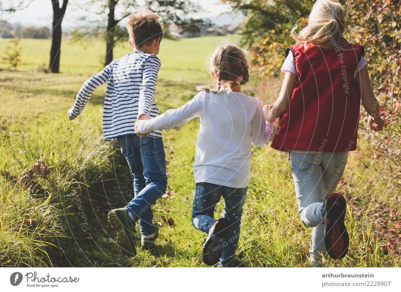 Kinder haben Freude beim Laufen in der Natur Lifestyle Gesundheit sportlich Freizeit & Hobby Spielen Ferien & Urlaub & Reisen Tourismus Ausflug Kindererziehung