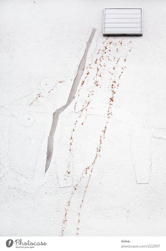 HH10.2 | Whatever Happend Behind This Wall Gebäude Mauer Wand dreckig gruselig weiß geheimnisvoll Lüftung Lüftungsschlitz Fleck gefleckt Spritzflecken