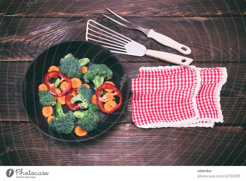 Bratpfanne mit Stücken von Karotten, Brokkoli und Paprika Gemüse Ernährung Essen Vegetarische Ernährung Diät Pfanne Gabel Tisch Küche Natur Pflanze Holz frisch