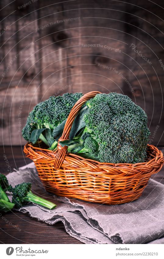 frischer Brokkoli Gemüse Ernährung Essen Vegetarische Ernährung Diät Tisch Natur Pflanze Holz natürlich braun grün rustikal Zutaten Essen zubereiten Hintergrund