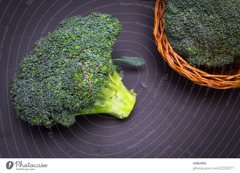 frischer Kohl Brokkoli Gemüse Ernährung Essen Vegetarische Ernährung Diät Tisch Natur Pflanze Holz natürlich braun grün schwarz rustikal Zutaten