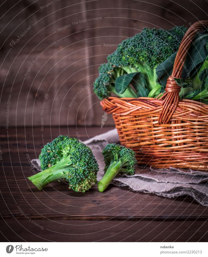 Brokkoli in einem braunen Weidenkorb Gemüse Ernährung Essen Vegetarische Ernährung Diät Tisch Holz frisch natürlich grün Hintergrund Lebensmittel Gesundheit