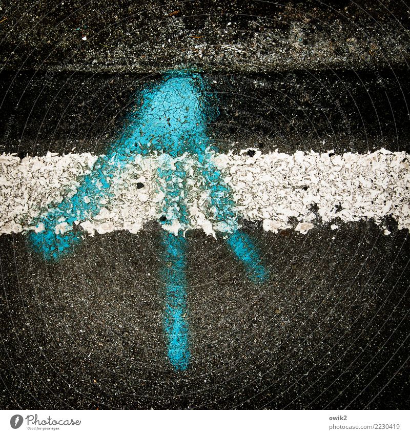 Zielvorstellung Graffiti Straße Asphalt Fahrbahnmarkierung Straßenrand Zeichen Pfeil authentisch dreckig trashig unten grau schwarz türkis Wandel & Veränderung