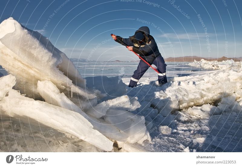 Riss in einem Eis des Baikalsees Ferien & Urlaub & Reisen Expedition Winter Schnee Mann Erwachsene Umwelt Landschaft Himmel Frost See blau Risiko Buryatiya