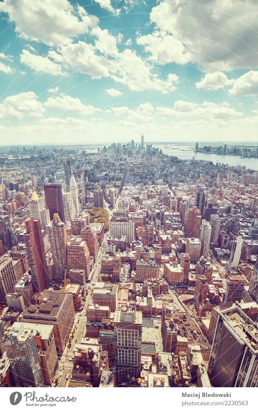 Weitwinkel-Luftbild der Skyline von Manhattan. Wohnung Arbeitsplatz Büro Stadtzentrum Haus Hochhaus Gebäude Architektur Mauer Wand Straße retro Business Erfolg