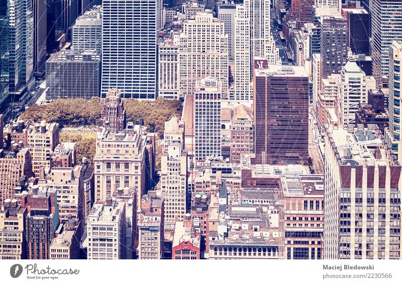 Weinlese tonte Bild von New York City Manhattan. Häusliches Leben Wohnung Park Stadt Stadtzentrum Haus Hochhaus Gebäude Architektur Straße Fluggerät retro