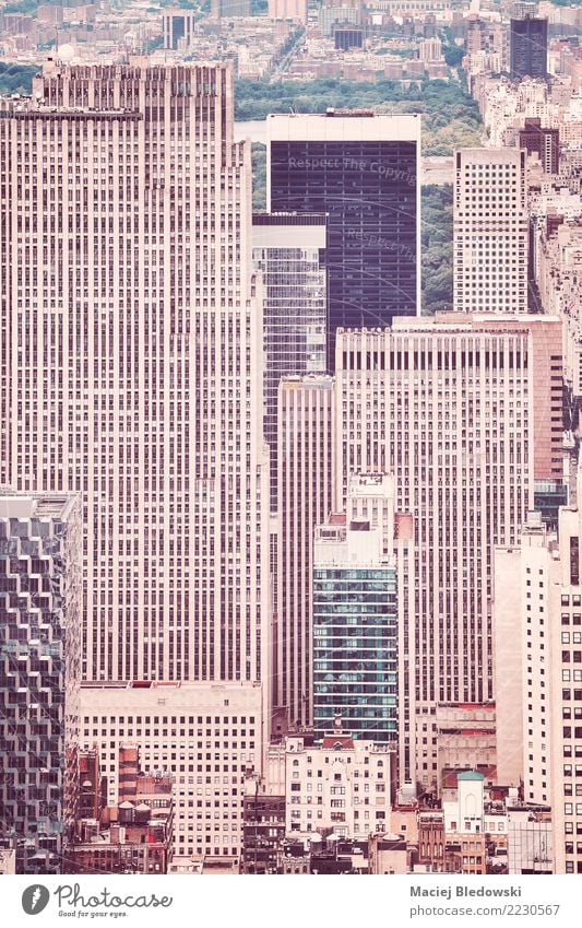Retro- stilisiertes Bild von New- York Citygebäuden. Häusliches Leben Wohnung Haus Hausbau Arbeitsplatz Büro Stadtzentrum Hochhaus Bankgebäude Gebäude