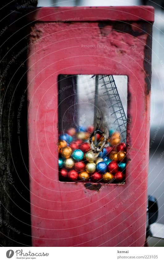 Vandalismus Süßwaren Kaugummi Kaugummiautomat Kindheit Kugel alt kaputt mehrfarbig rot Loch geschmolzen Zerstörung Sachbeschädigung Farbfoto Gedeckte Farben