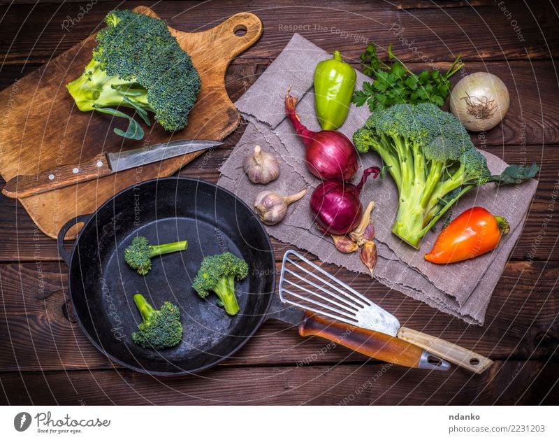 frischer Kohl Brokkoli Gemüse Ernährung Essen Vegetarische Ernährung Diät Pfanne Messer Tisch Küche Holz natürlich braun grün rot Ackerbau Hintergrund Ast