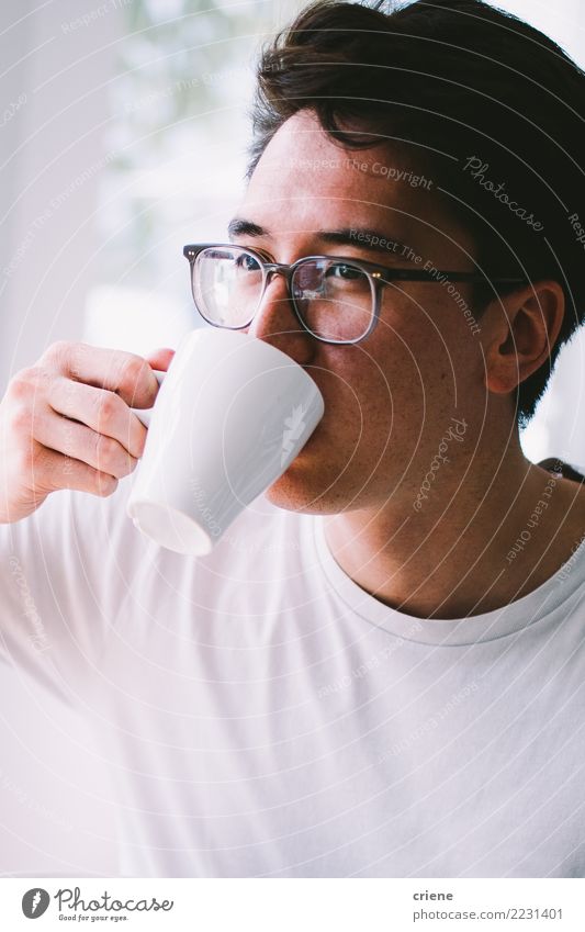 Asiatischer junger erwachsener Trinkbecher frischer Kaffee morgens trinken Espresso Tee Lifestyle Freude Erholung Haus Restaurant Mann Erwachsene Jugendliche