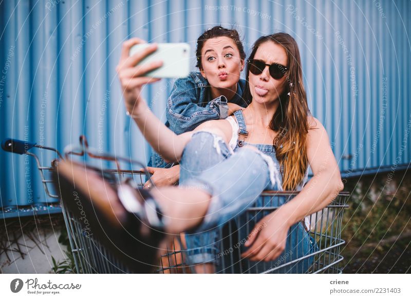 Junge erwachsene Hippie-Freundinnen, die selfie nehmen und Gesichter ziehen Lifestyle kaufen Freude Glück Freizeit & Hobby Sommer Telefon Technik & Technologie