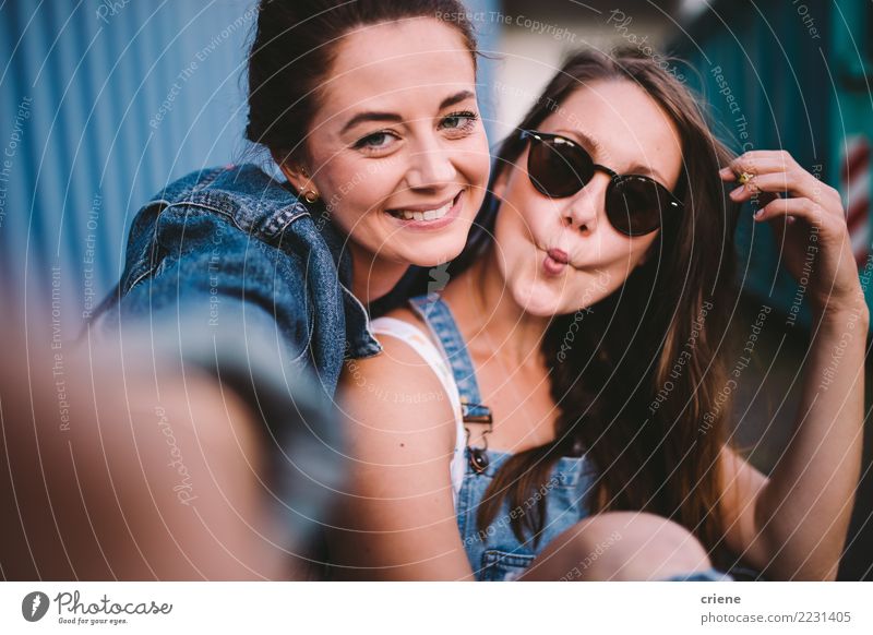 Zwei glückliche Freundinnen, die zusammen selfie nehmen Lifestyle Freude Glück Freizeit & Hobby Fotokamera Technik & Technologie Frau Erwachsene Freundschaft