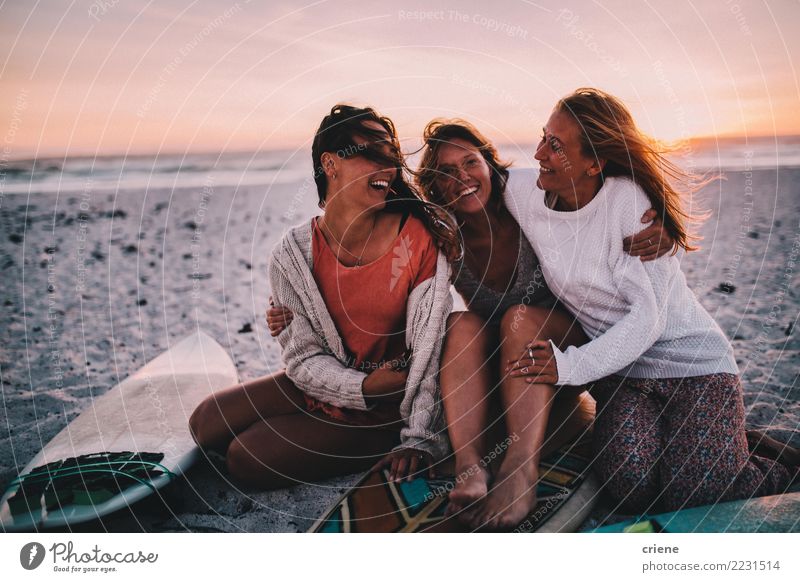 Gruppe beste Freunde nett auf dem Strand im Sonnenuntergang Lifestyle Freude Glück Erholung Freizeit & Hobby Ferien & Urlaub & Reisen Sommer feminin Junge Frau