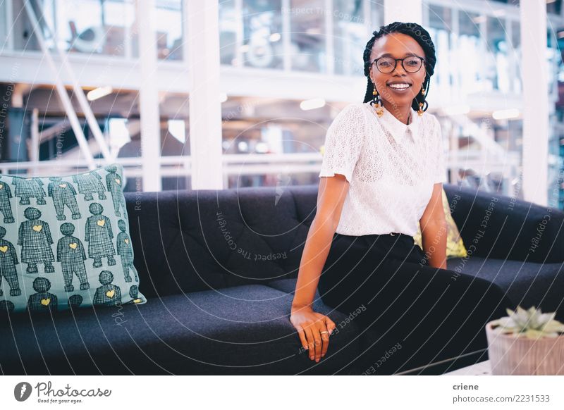 Portrait der lächelnden jungen afrikanischen Geschäftsfrau im Büro Glück Erfolg Arbeit & Erwerbstätigkeit Business Erwachsene Afro-Look Lächeln Gefühle