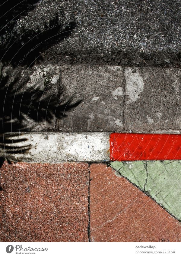 winterurlaub am straßenrand Straße eckig grau grün rot weiß Bordsteinkante Straßenrand Geometrie Strukturen & Formen Bürgersteig Straßenbelag Farbfoto