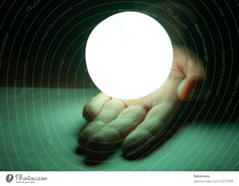 großer weißer Punkt Technik & Technologie Fortschritt Zukunft Energiewirtschaft Mensch Hand Finger Kitsch Krimskrams glänzend leuchten dunkel hell klein