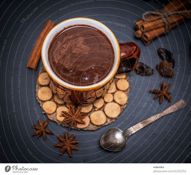 heiße Schokolade Dessert Getränk Heißgetränk Kakao Tasse Löffel Tisch Essen dunkel lecker oben braun schwarz Becher Hintergrund trinken Lebensmittel süß