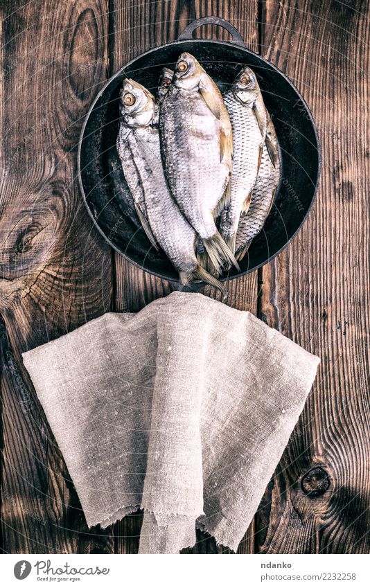 Fisch Ram in einer runden gusseisernen Pfanne Meeresfrüchte Küche Natur Tier Holz natürlich oben braun Rotauge gesalzen Hintergrund Lebensmittel trocknen