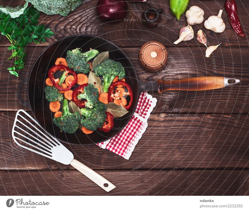 frisches Gemüse in einer schwarzen runden Pfanne Ernährung Essen Vegetarische Ernährung Diät Tisch Küche Natur Pflanze Holz natürlich braun grün rot Brokkoli