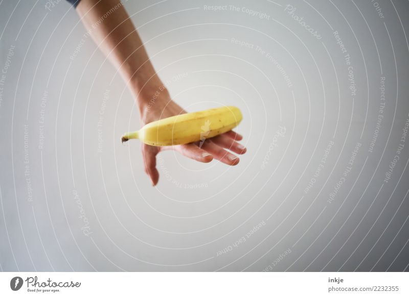 ausgewogene Ernährung 4 Lebensmittel Frucht Banane Bioprodukte Vegetarische Ernährung Diät Fasten Slowfood Arme Hand 1 Mensch frisch Gesundheit gelb