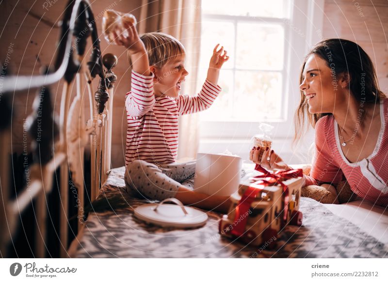 Nettes Kleinkind, das Geschenke und Spielwaren für Weihnachten erhält Freude Glück Freizeit & Hobby Winter Haus Schlafzimmer Weihnachten & Advent