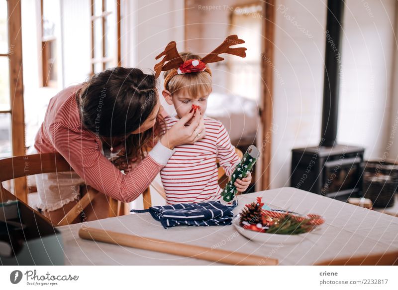 Mutter und Sohn, die an Weihnachtskostüm setzen Freude Glück Winter Haus Wohnzimmer Weihnachten & Advent Kleinkind Eltern Erwachsene Familie & Verwandtschaft