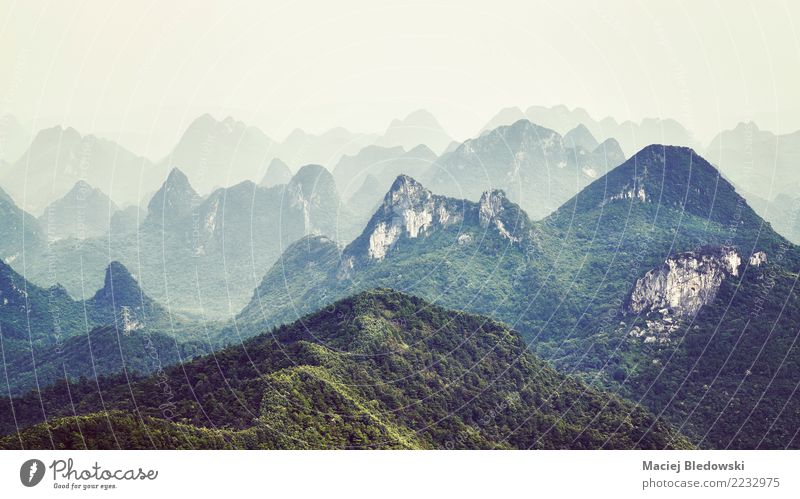 Karstanordnungen gestalten um Guilin an einem nebeligen Tag landschaftlich. Ferien & Urlaub & Reisen Tourismus Ausflug Abenteuer Freiheit Camping