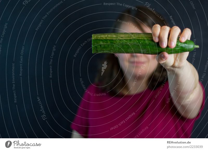Frau hält eine Gurke Lebensmittel Gemüse Ernährung Bioprodukte Vegetarische Ernährung Diät Vegane Ernährung Lifestyle Gesundheit Gesundheitswesen